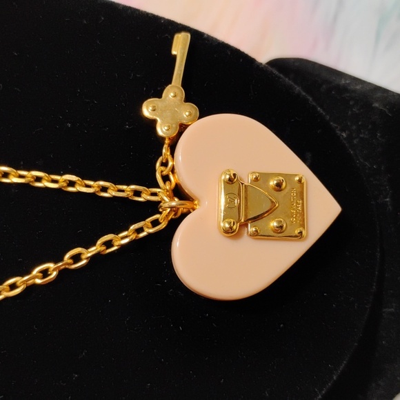 FIRM!! RARE! Auth Louis Vuitton Rose Velour Resin Goldtone Lock Heart Necklace - Picture 2 of 16